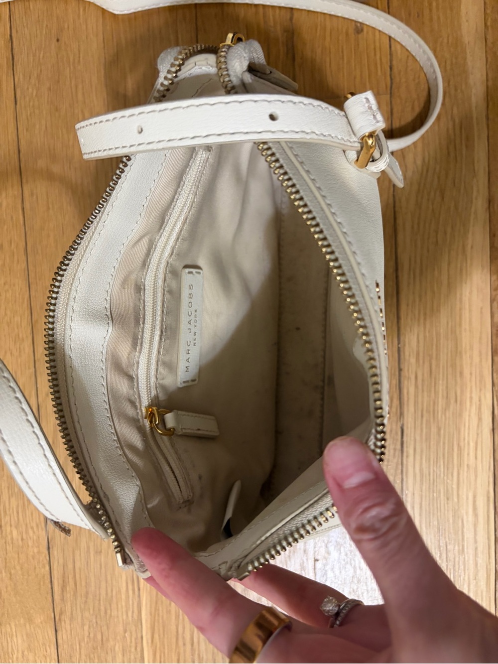 Marc Jacobs Ivory Leather Crossbody with Gold Hardware - Picture 5 of 9